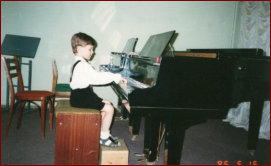 Kurz nach meinem 6. Geburtstag beim Klaviervorspiel